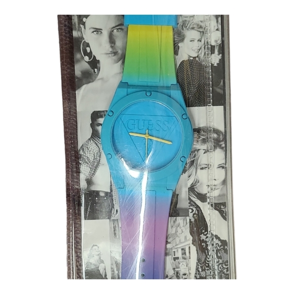 Guess Watch Retro pop Womens Analog Quartz Watch with Silicone Bracelet - Picture 3 of 7